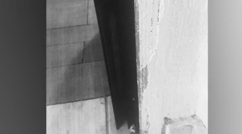 Κέρκυρα: Σε κάσα πόρτας έκρυβαν χρήματα μέλη του κυκλώματος εφοριακών – Φωτογραφίες ντοκουμέντα