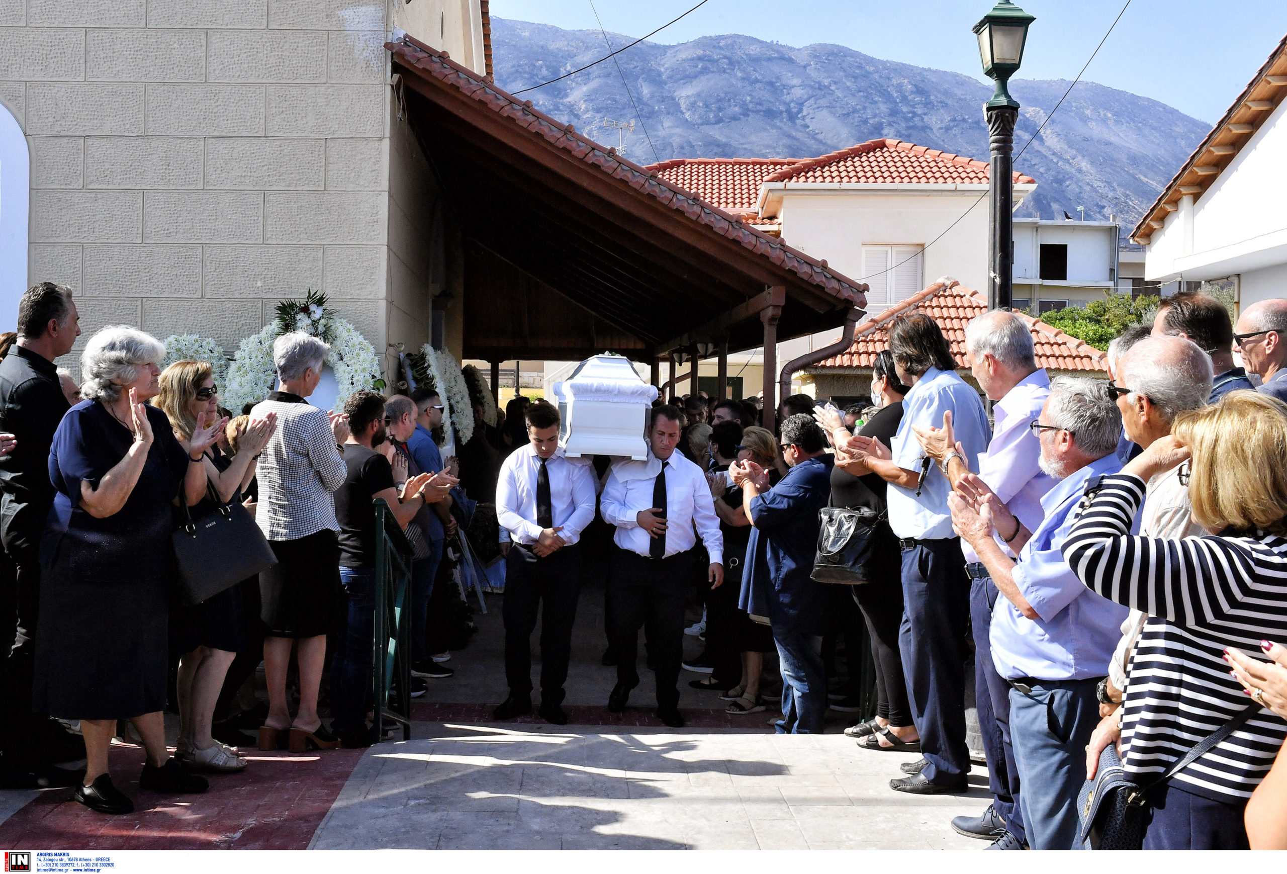 Φωτιά στο Ξυλόκαστρο: Σε κλίμα οδύνης οι κηδείες των δύο θυμάτων