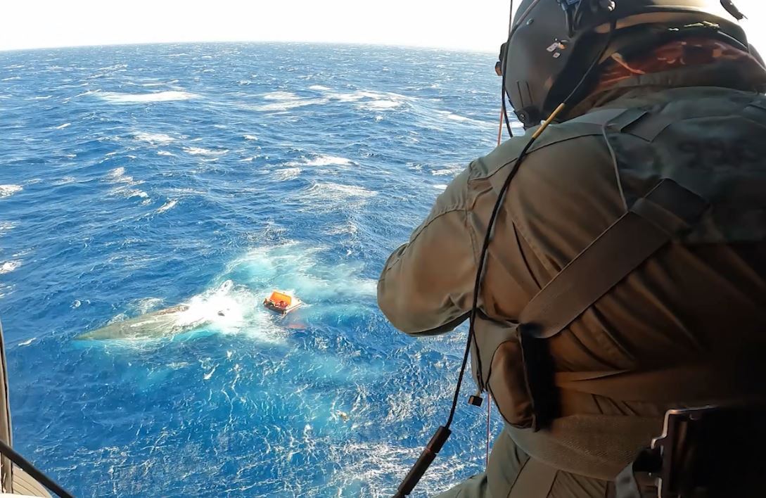 Διάσωση ναυαγών από ελικόπτερο του Πολεμικού Ναυτικού ανοιχτά των Κυθήρων – Δείτε βίντεο