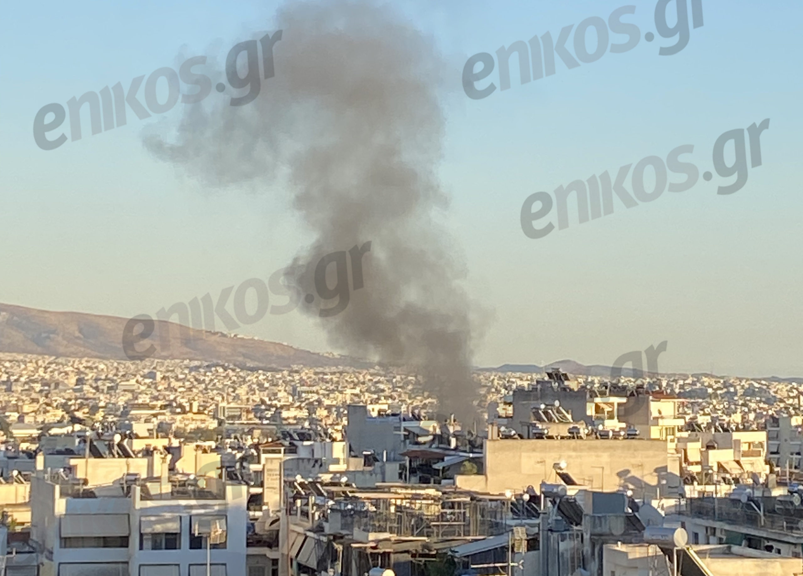 Φωτιά σε εγκαταλελειμμένο κτίριο στη Νίκαια – ΦΩΤΟ αναγνώστη