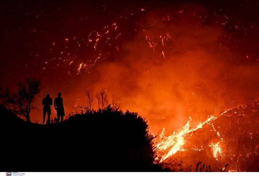 Φωτιά στο Ξυλόκαστρο: Συνεχίζεται η μάχη με διάσπαρτες εστίες για τρίτη ημέρα – Άνοιξε η Αθηνών-Πατρών – ΦΩΤΟ και ΒΙΝΤΕΟ