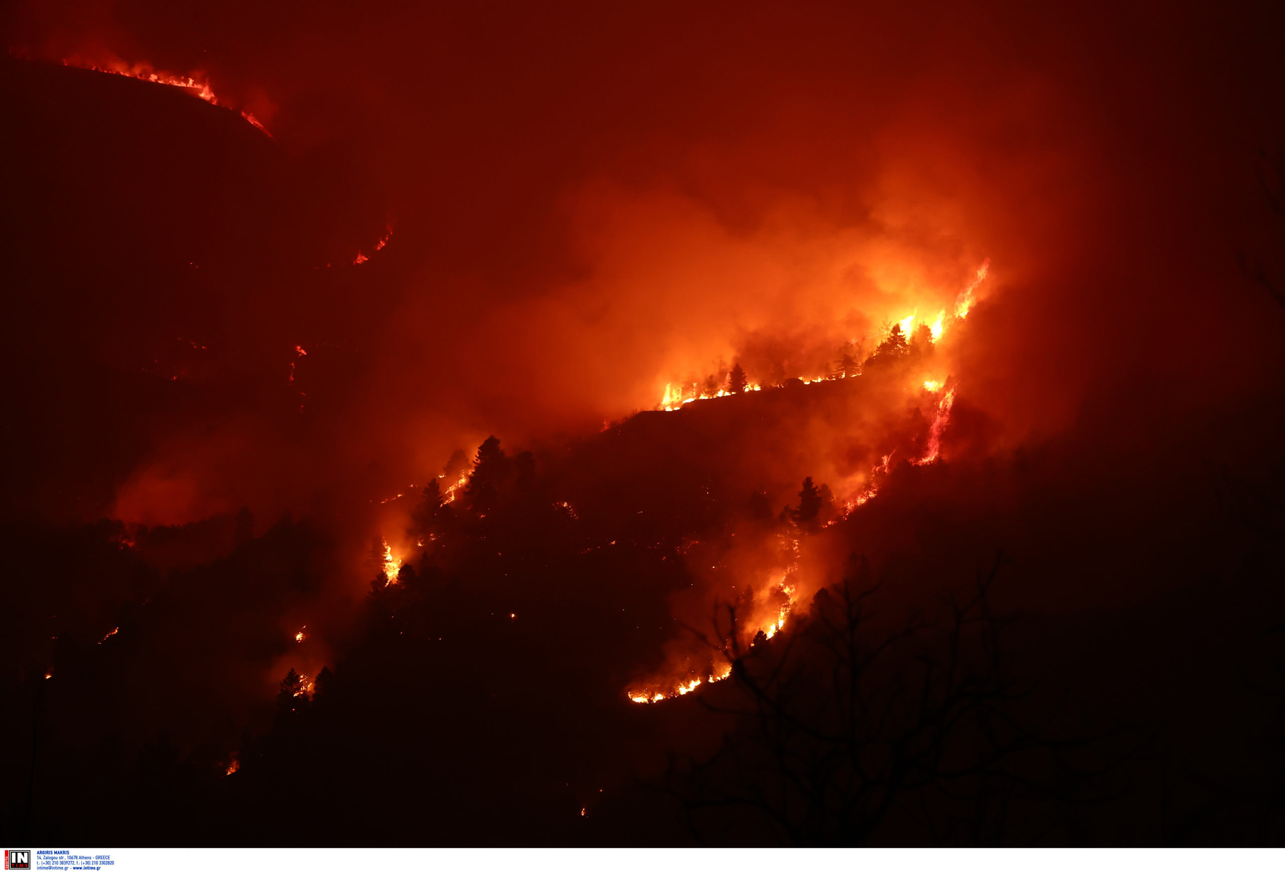 Φωτιά στο Ξυλόκαστρο: Ολονύχτια μάχη με τις διάσπαρτες εστίες δίνουν οι πυροσβεστικές δυνάμεις