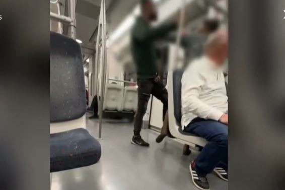 Άγριο ξύλο ανάμεσα σε ζευγάρι στο μετρό – Αρπάχτηκαν ενώ ο άνδρας είχε στην αγκαλιά το παιδί τους – ΒΙΝΤΕΟ