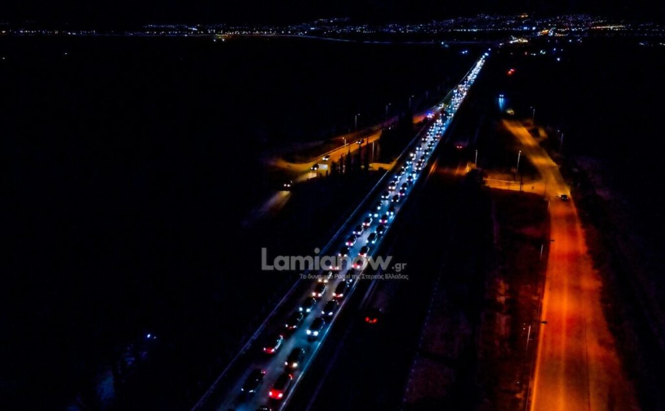 28η Οκτωβρίου: Με χαμηλές ταχύτητες η επιστροφή των εκδρομέων – Ουρές χιλιομέτρων σε Λαμία και Κόρινθο, άνοιξαν τα διόδια στην Αγία Τριάδα