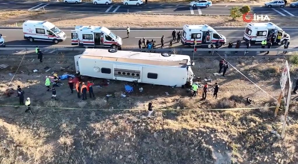 Πολύνεκρο δυστύχημα στην Τουρκία: Βίντεο ντοκουμέντο από τη στιγμή ανατροπής του λεωφορείου