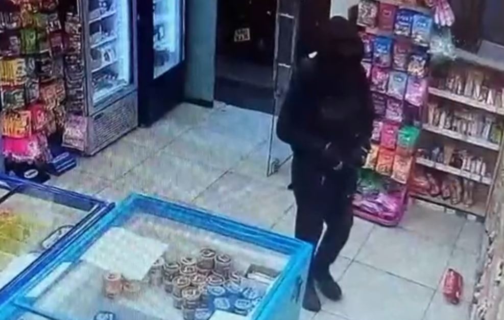 Ιλίσια: Βίντεο ντοκουμέντο από ληστεία σε ψιλικατζίδικο – Απείλησε τον υπάλληλο με όπλο