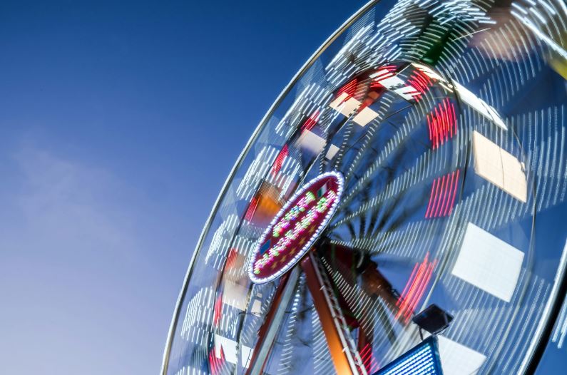 Καρδίτσα: «Μπλόκο» στην «βασίλισσα» των λούνα παρκ από τον δήμο – Η αυτεπάγγελτη έρευνα που αποκάλυψε το διπλό ποινικό μητρώο