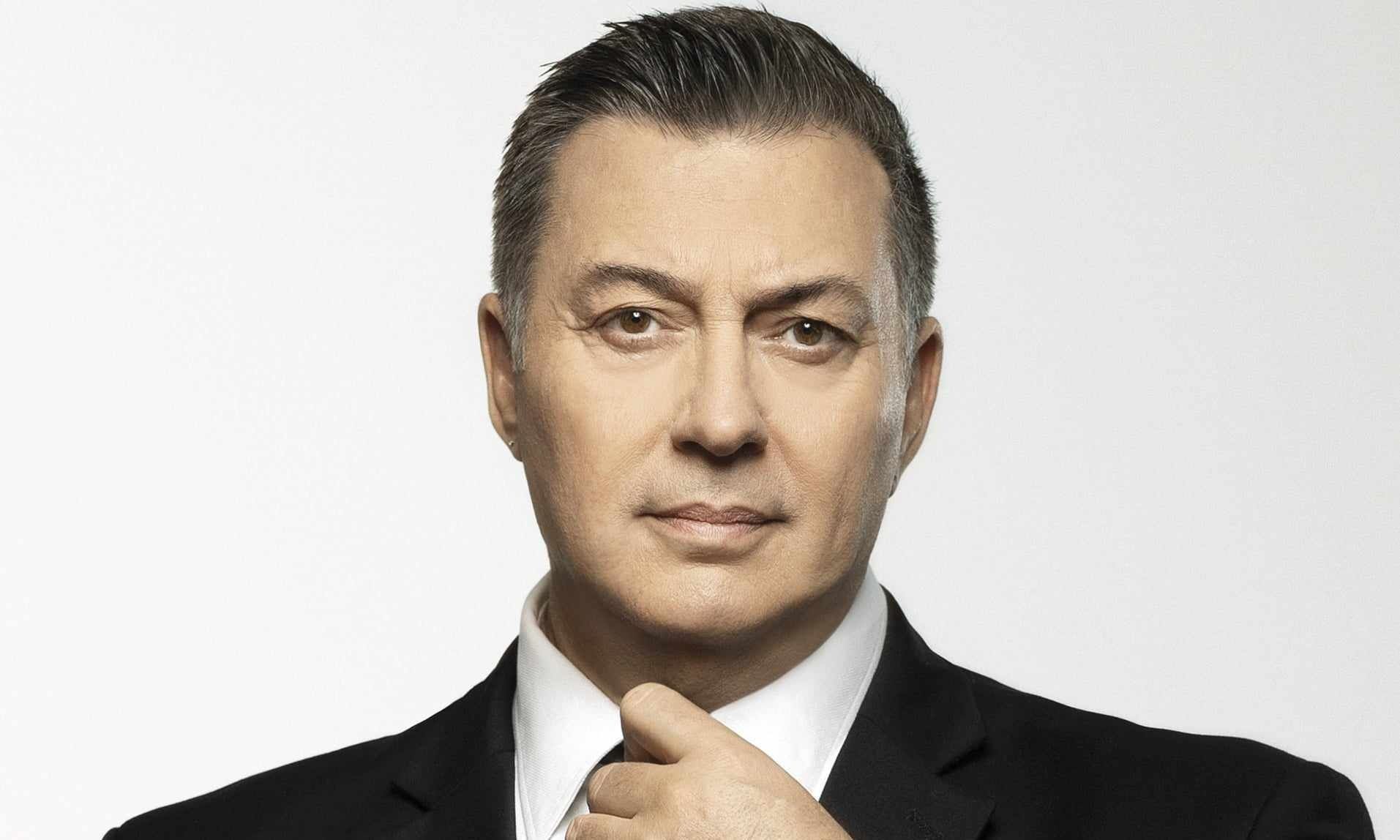 Ο Νίκος Μακρόπουλος στην “Κατάρα της Τζέλας Δελαφράγκα”- Δείτε το βίντεο