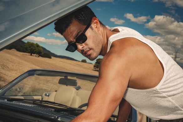 Κώστας Μαρτάκης: Πιο γοητευτικός από ποτέ στο νέο του βιντεοκλιπ