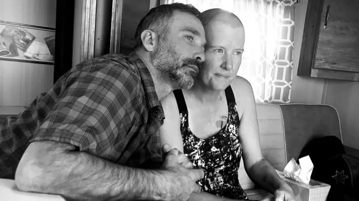 Προσπάθησε να σκοτώσει την σύζυγό του μπροστά στην οικογένειά της για να την «ανακουφίσει» από τον πόνο του καρκίνου