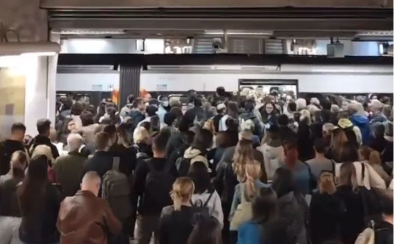 Βίντεο: «Ασφυξία» στο Μετρό Συντάγματος – «Ο συνωστισμός οφείλεται σε τεχνική βλάβη 2 διαδοχικών συρμών» απαντά η ΣΤΑΣΥ