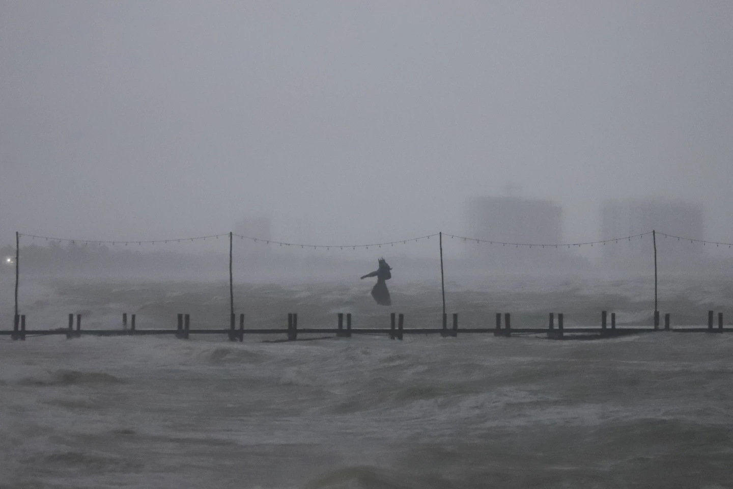 Τυφώνας Milton: Δραματικές εκκλήσεις των Αρχών προς τους κατοίκους της Φλόριντα – «Γράψτε το όνομά σας με μαρκαδόρο για να σας ταυτοποιήσουμε»