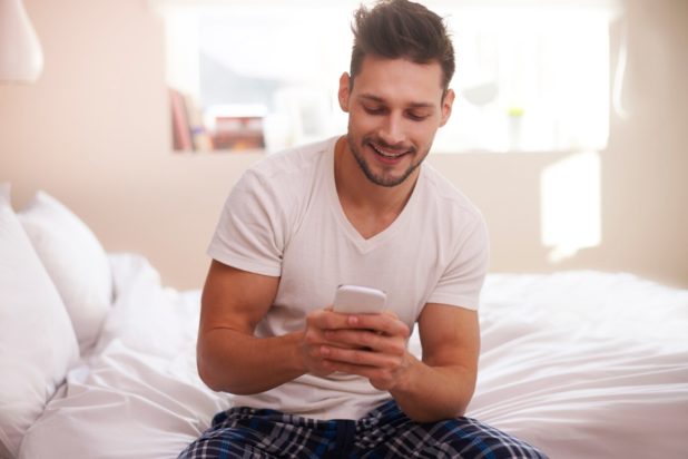 Ύπνος: Επιστήμονες προειδοποιούν για έναν άγνωστο κίνδυνο από την χρήση του κινητού τηλεφώνου στο κρεβάτι