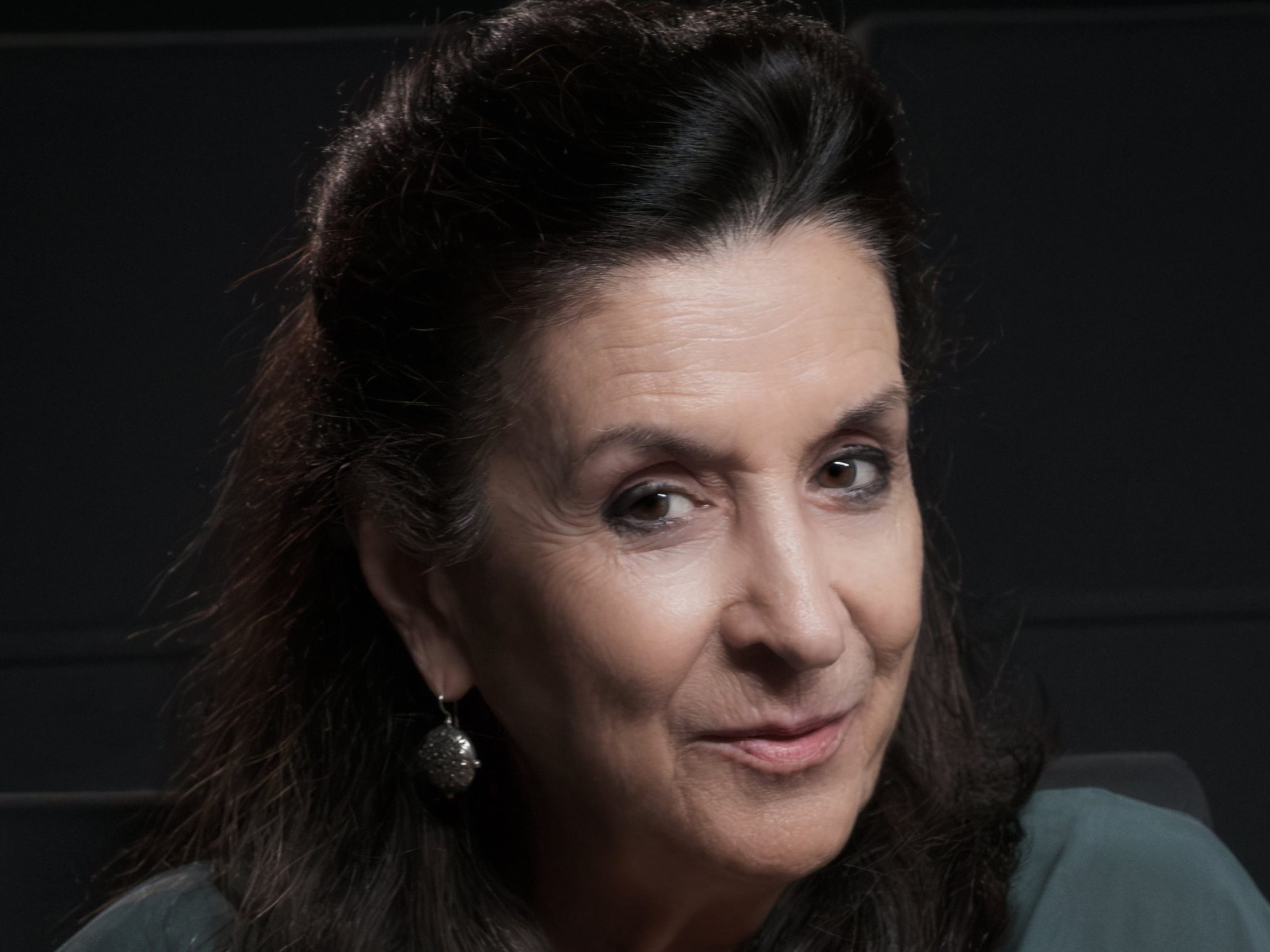 Η Νένα Μεντή “γίνεται” μοδίστρα στη σκηνή του Ιλίσια Βολανάκης