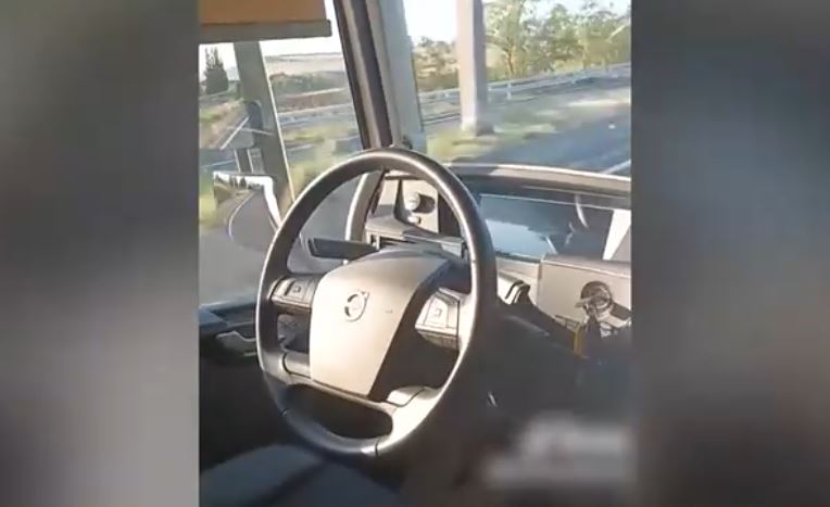 Βίντεο: Βάζει την νταλίκα στον… αυτόματο και κάθεται στη θέση του συνοδηγού – «Ήταν λάθος» λέει ο οδηγός