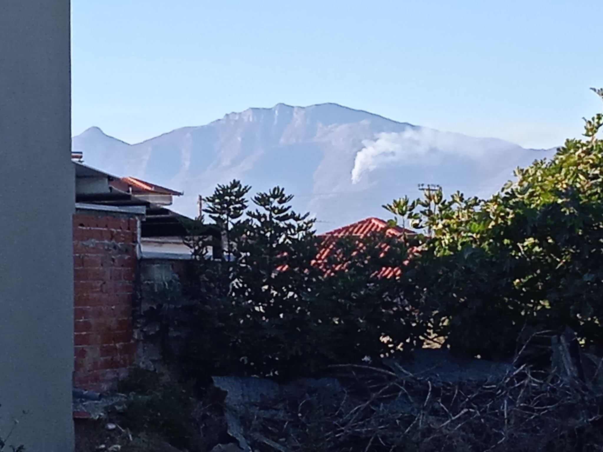 Καβάλα: Μαίνεται η φωτιά στο Παγγαίο Όρος – Ενισχύθηκαν οι πυροσβεστικές δυνάμεις – Δείτε φωτογραφίες