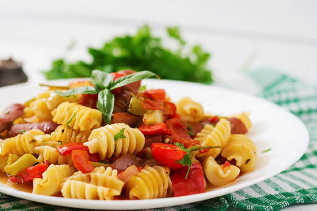 Συνταγή για «καταπληκτικό» πιάτο ζυμαρικών με λουκάνικο και πράσο στο air fryer - Έτοιμο σε μόλις 30 λεπτά