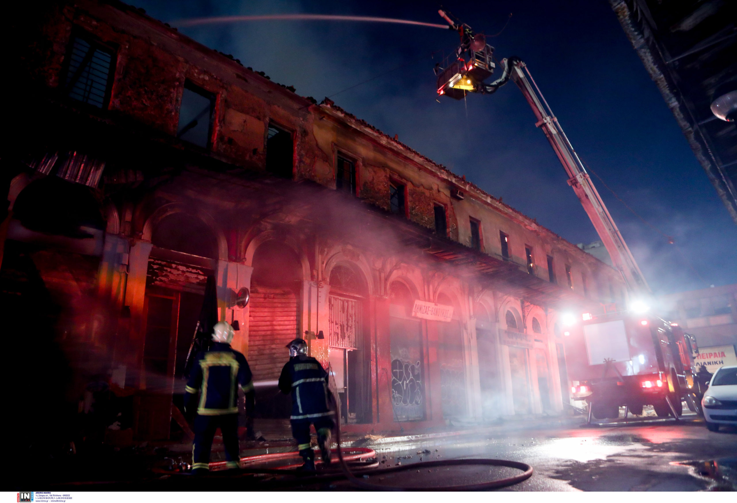 Πειραιάς: Καταστράφηκε ολοσχερώς το εγκαταλειμμένο κτίριο που τυλίχθηκε στις φλόγες – Σε εξέλιξη έρευνα για τα αίτια της φωτιάς