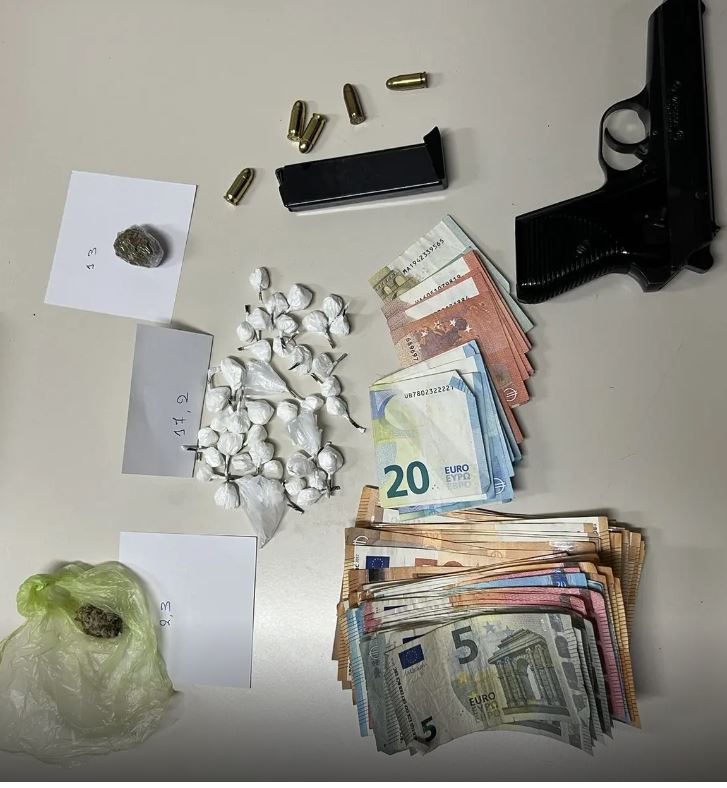 Δύο συλλήψεις για ναρκωτικά στο Περιστέρι – Έκρυψαν κοκαΐνη και κάνναβη στο αυτοκίνητό τους