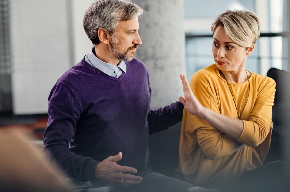 Αν κάποιος χρησιμοποιεί αυτές τις 10 φράσεις όταν συνομιλεί μαζί σας, κατά βάθος δεν σας αντέχει