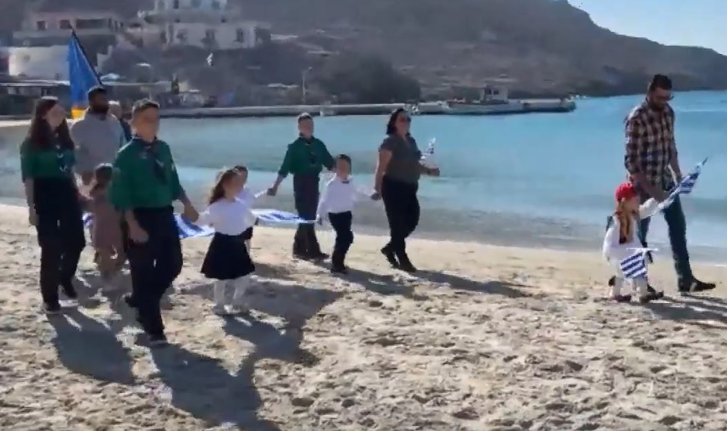 28η Οκτωβρίου – Συγκίνηση στην Ψέριμο: Οι 4 μαθητές παρελαύνουν μαζί με προσκόπους από την Αθήνα – Βίντεο