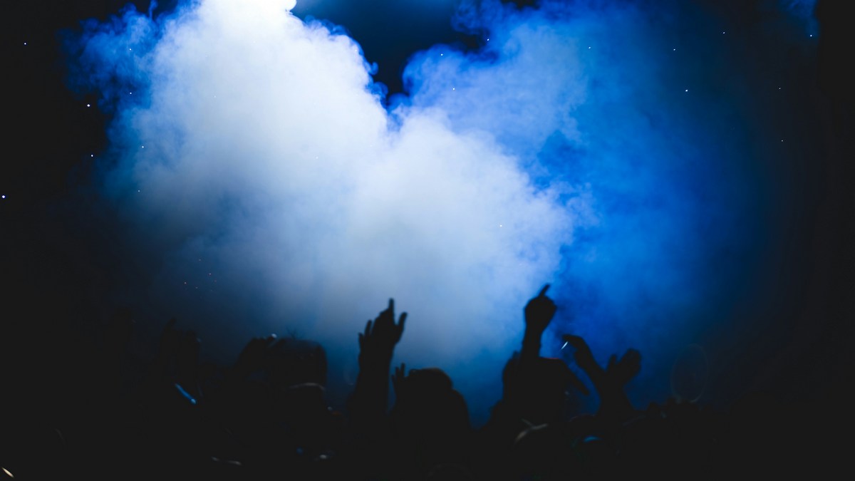 Λεωφόρος Βουλιαγμένης: Η στιγμή που σταματά το πάρτι στο κλαμπ μετά τις λιποθυμίες των μαθητών – Βίντεο ντοκουμέντο