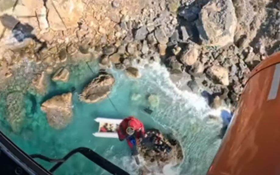 Σάμος: Βίντεο από τη δραματική διάσωση μεταναστών με ελικόπτερο Super Puma