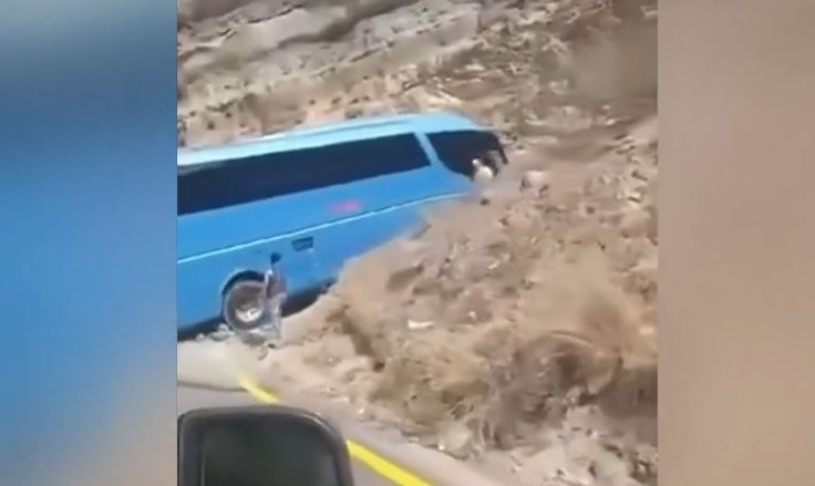 Σαντορίνη: Λεωφορείο κόλλησε σε στροφή πάνω από γκρεμό – Κατέβασε τους τουρίστες για να προλάβουν το πλοίο – ΒΙΝΤΕΟ