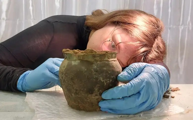 To χάλκινο αγγείο που βρέθηκε μέσα στη σαρκοφάγο. Φωτογραφία: Andrea Babbi / Cnr Ispc / LEIZA