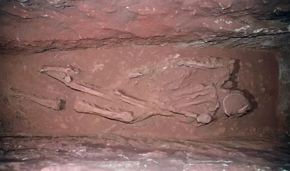 «Σπάνια ανακάλυψη» στον χώρο γυρισμάτων του «Ιντιάνα Τζόουνς»: Βρέθηκε μυστικός τάφος 2.000 ετών με 12 σκελετούς