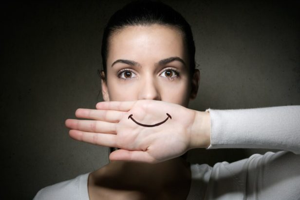 Οι άνθρωποι που χαμογελούν, αλλά κατά βάθος είναι δυστυχισμένοι, συνήθως εμφανίζουν αυτές τις 8 συμπεριφορές