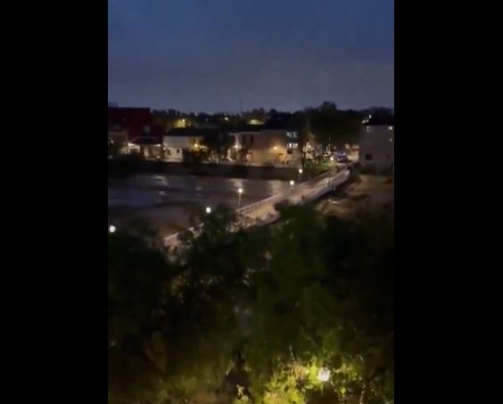 Βίντεο: Η στιγμή που τα ορμητικά νερά παρασύρουν γέφυρα στην Βαλένθια