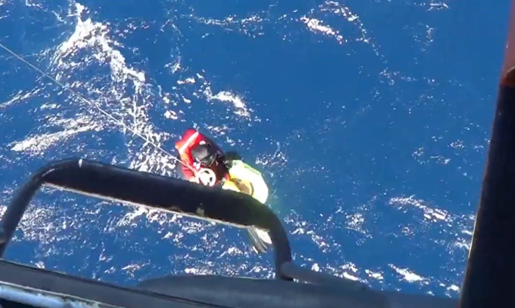 Λέρος: Καρέ καρέ η διάσωση 8 ναυαγών με ελικόπτερο Super Puma της Πολεμικής Αεροπορίας – Δείτε βίντεο