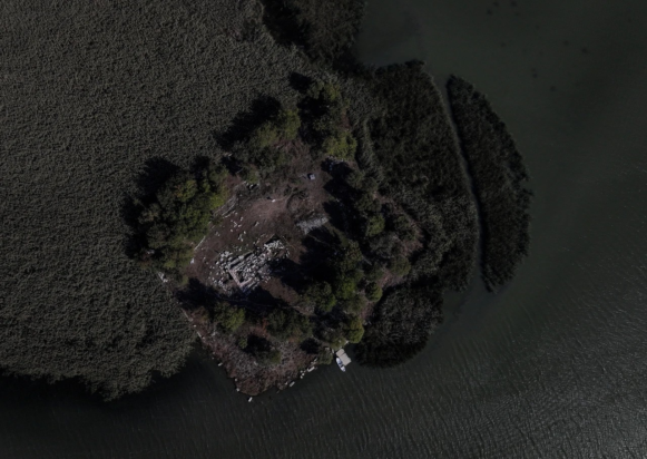 Αρχαιολογικές ανασκαφές στο νησί Kiz Adasi, περίπου 500 μέτρα από την ακτή της περιοχής Golyazi στην επαρχία της Προύσας, έχουν φέρει στο φως σημαντικά ιστορικά ευρήματα. Φωτογραφία: ΑΑ