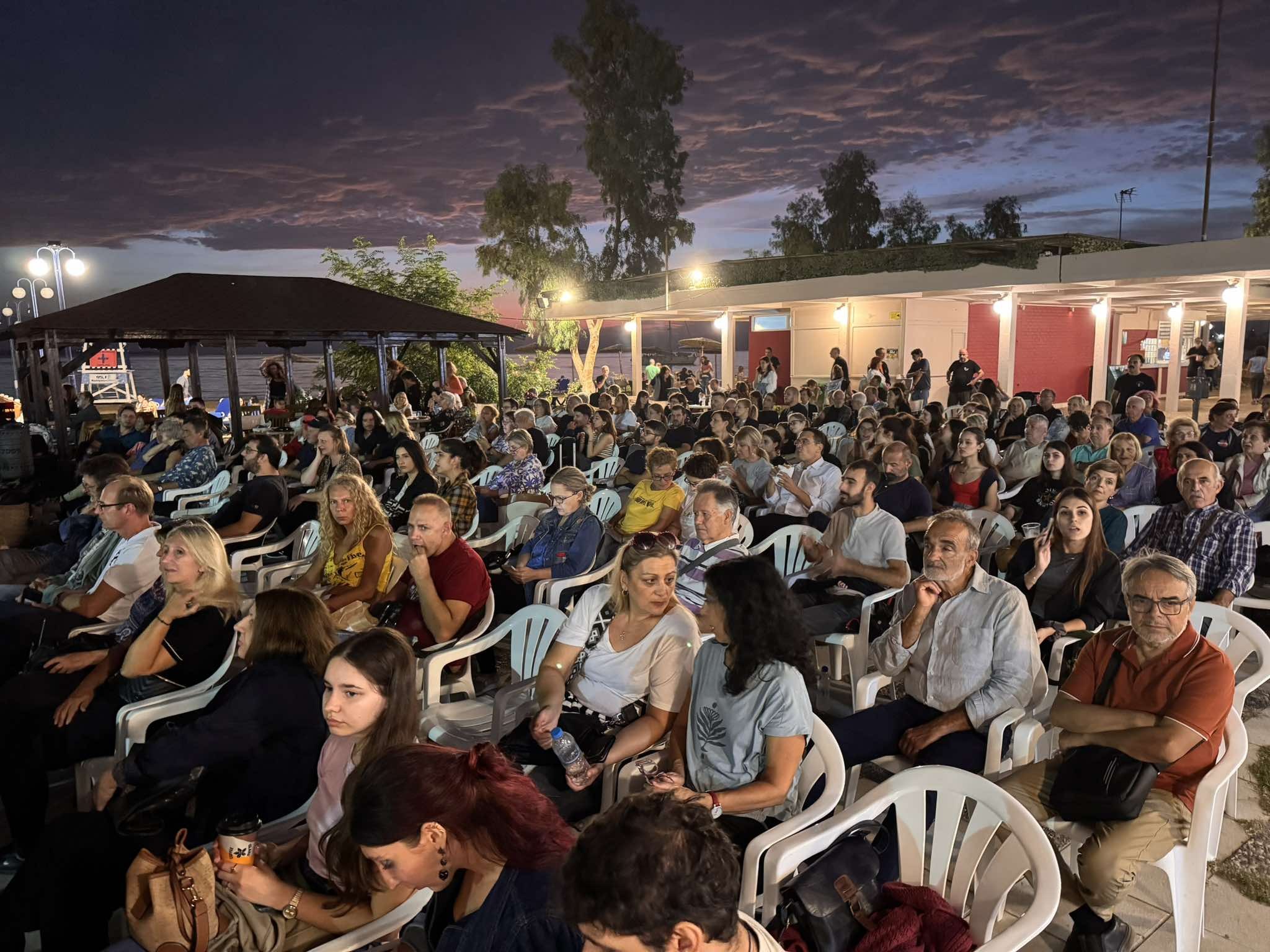 Θεσσαλονίκη: Πλήθος κόσμου κατέκλυσε την πλαζ Αρετσούς για την live μετάδοση της συναυλίας για τα Τέμπη