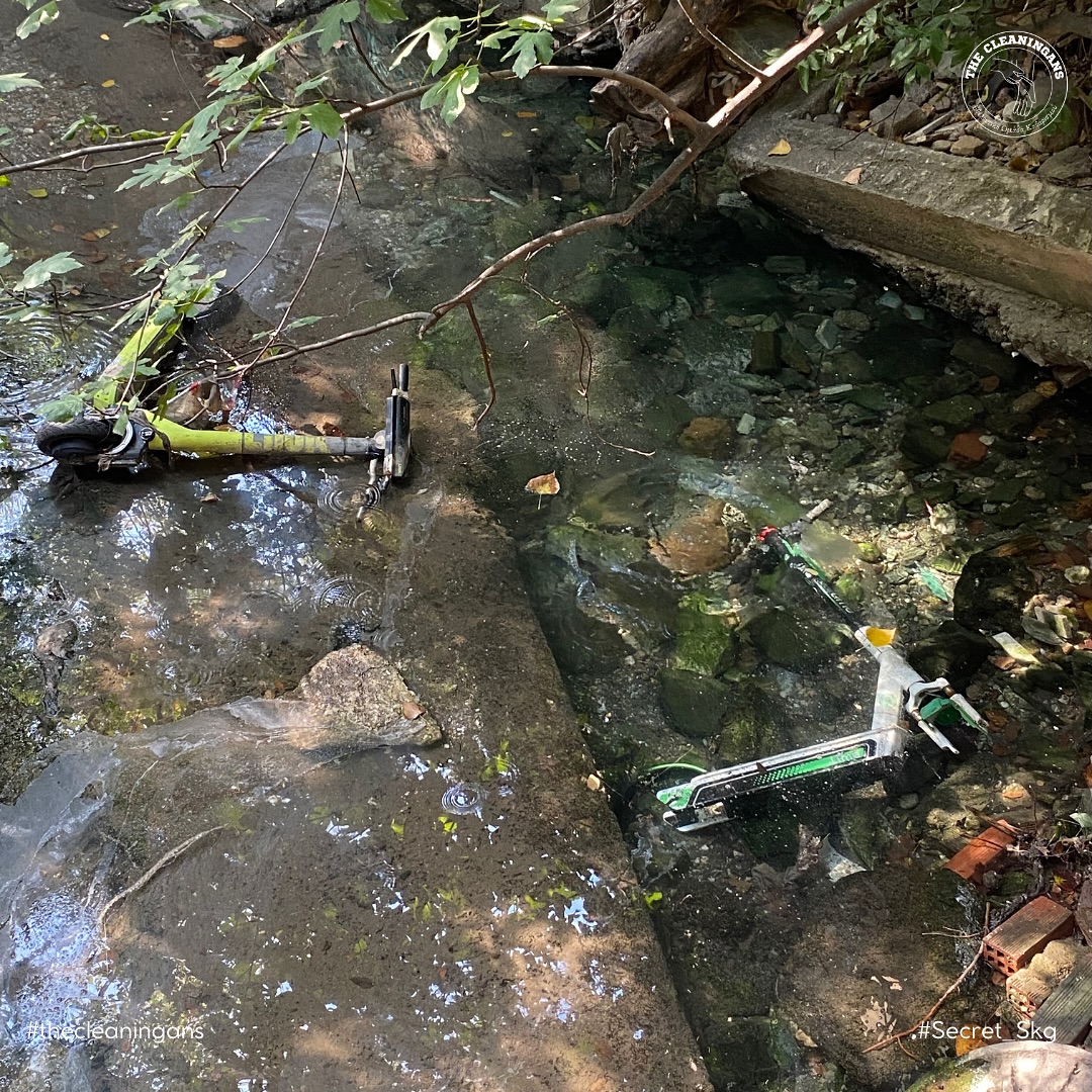 Θεσσαλονίκη: Ρέμα μετατράπηκε σε… χωματερή – Εντοπίστηκαν ηλεκτρικά πατίνια, πολυθρόνες αλλά και προφυλακτήρας αυτοκινήτου