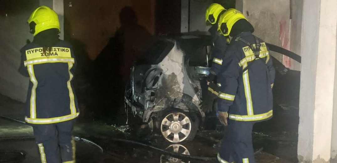 Θεσσαλονίκη: «Εμπρηστική επίθεση» καταγγέλλει ο ιδιοκτήτης του αυτοκινήτου που τυλίχθηκε στις φλόγες – Το απειλητικό σημείωμα