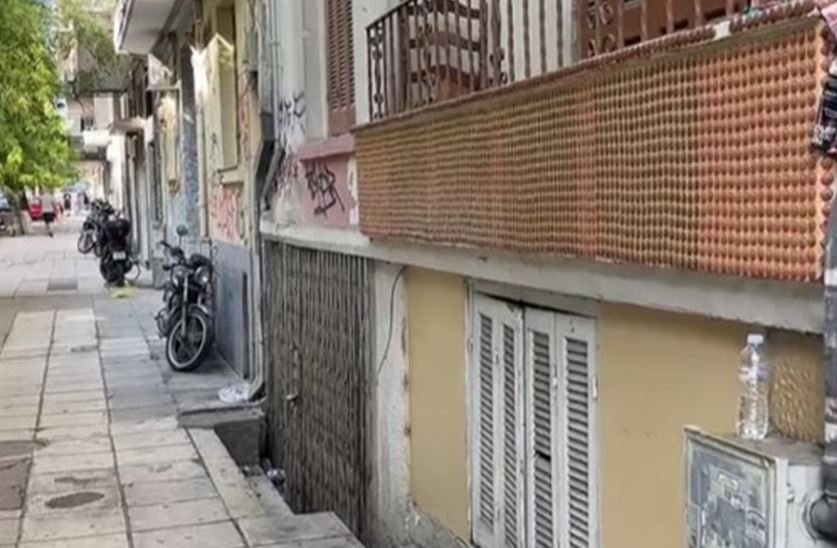 Θεσσαλονίκη: «Έχτισε» το μπαλκόνι του σπιτιού με… καπάκια μπύρας – Δείτε βίντεο