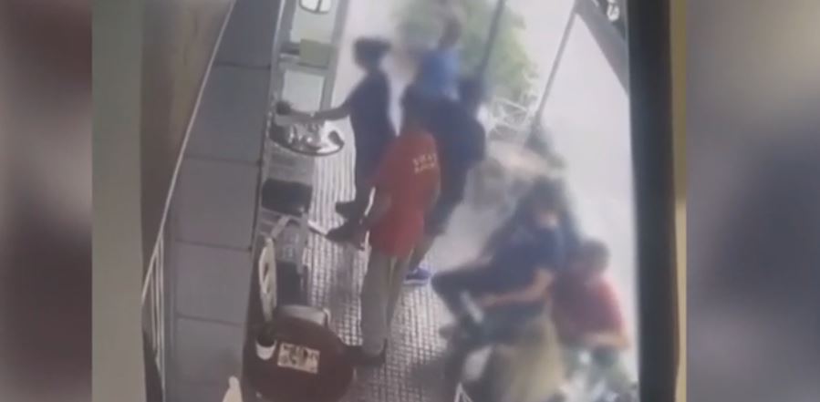 Θεσσαλονίκη: Καρέ καρέ η επίθεση γυναίκας σε ιδιοκτήτρια ουζερί – Της έριξε μπουνιά