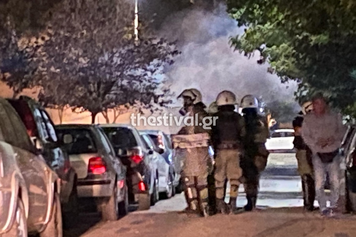 Θεσσαλονίκη: Ένταση και προσαγωγές έπειτα από πορεία – Κουκουλοφόροι πέταξαν πέτρες και αντικείμενα εναντίον των αστυνομικών