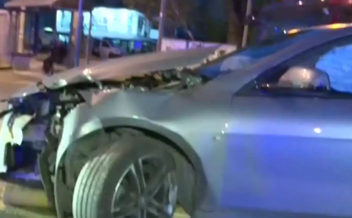Θεσσαλονίκη: Αυτοκίνητο προσέκρουσε σε φανάρι και κατέληξε πάνω σε ταξί στο αντίθετο ρεύμα – ΒΙΝΤΕΟ