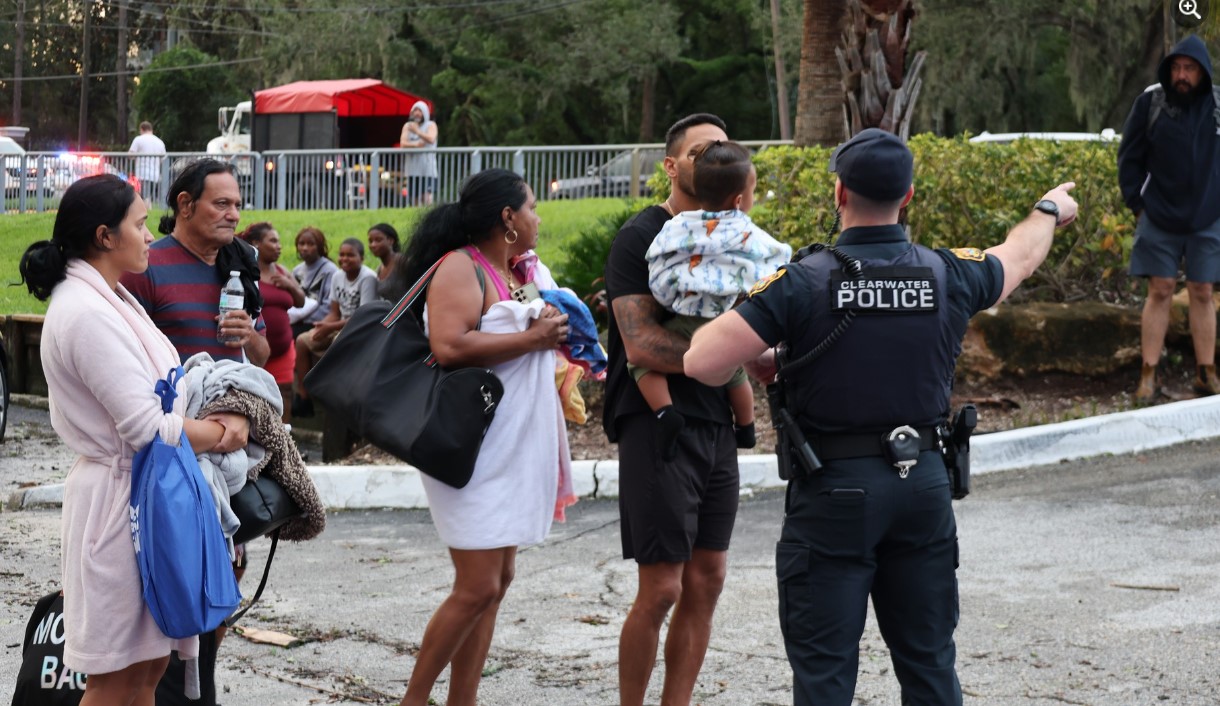 Διασώστες απεγκλωβίζουν κατοίκους από κτίριο διαμερισμάτων στο Clearwater.