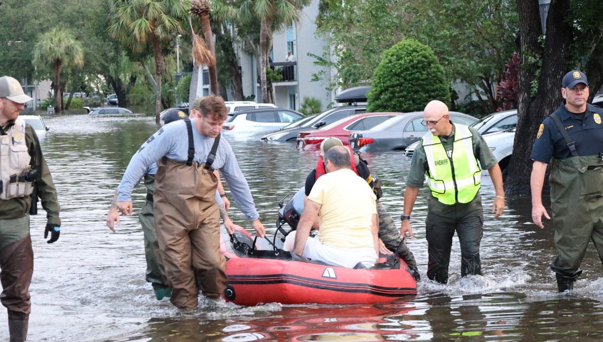 Διασώστες απεγκλωβίζουν κατοίκους από κτίριο διαμερισμάτων στο Clearwater. 