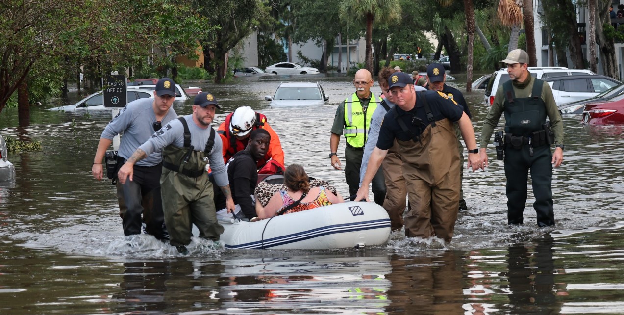 Διασώστες απεγκλωβίζουν κατοίκους από κτίριο διαμερισμάτων στο Clearwater. 