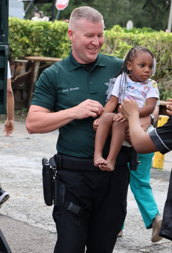 Διασώστες απεγκλωβίζουν κατοίκους από κτίριο διαμερισμάτων στο Clearwater. 