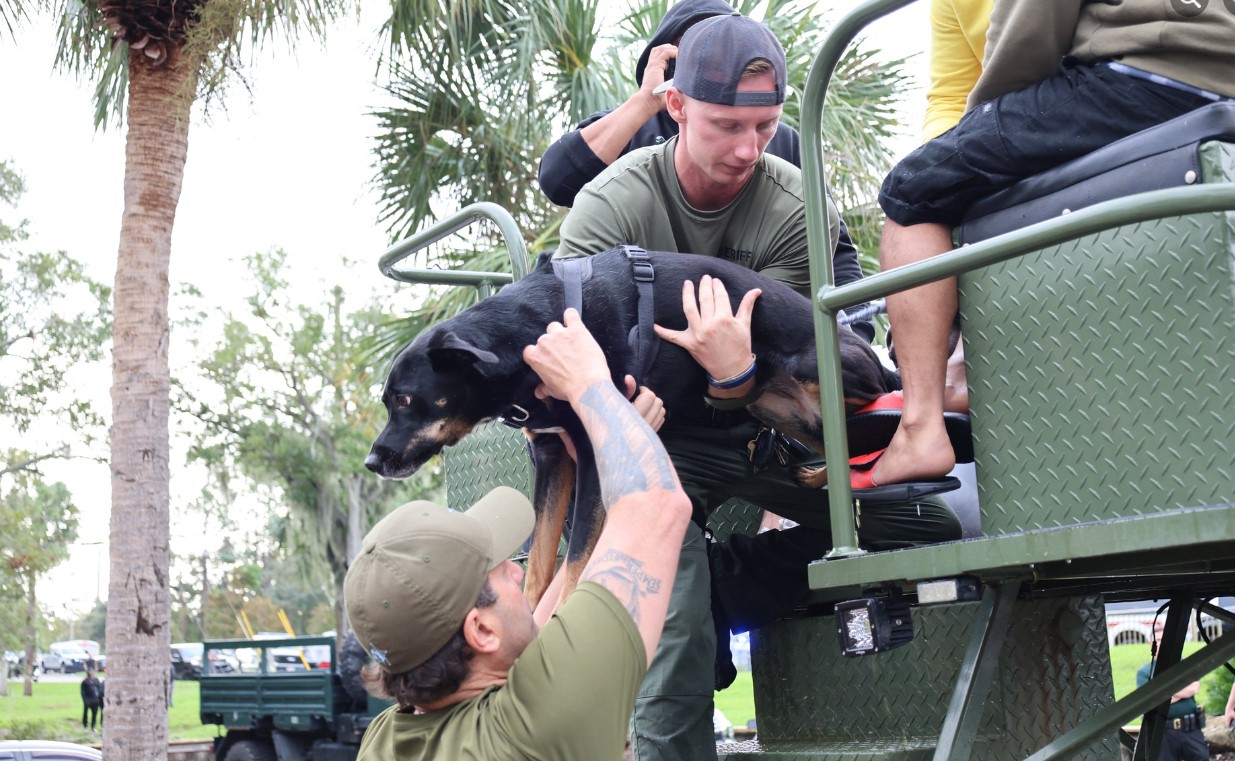 Διασώστες απεγκλωβίζουν κατοίκους από κτίριο διαμερισμάτων στο Clearwater. 