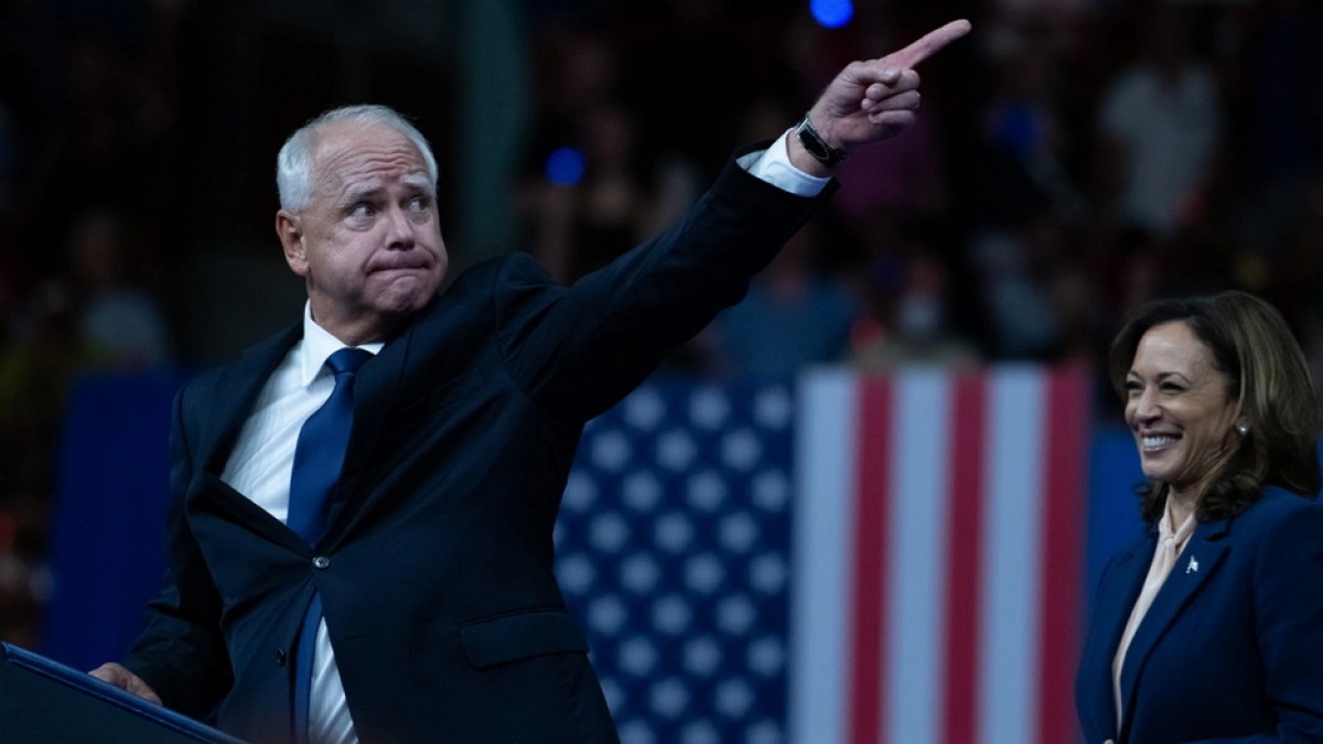 ΗΠΑ: Ο Τιμ Γουόλς κατηγορεί τον Βανς πως έχει βαλθεί να «στερήσει την ανθρώπινη ιδιότητα» από τους μετανάστες