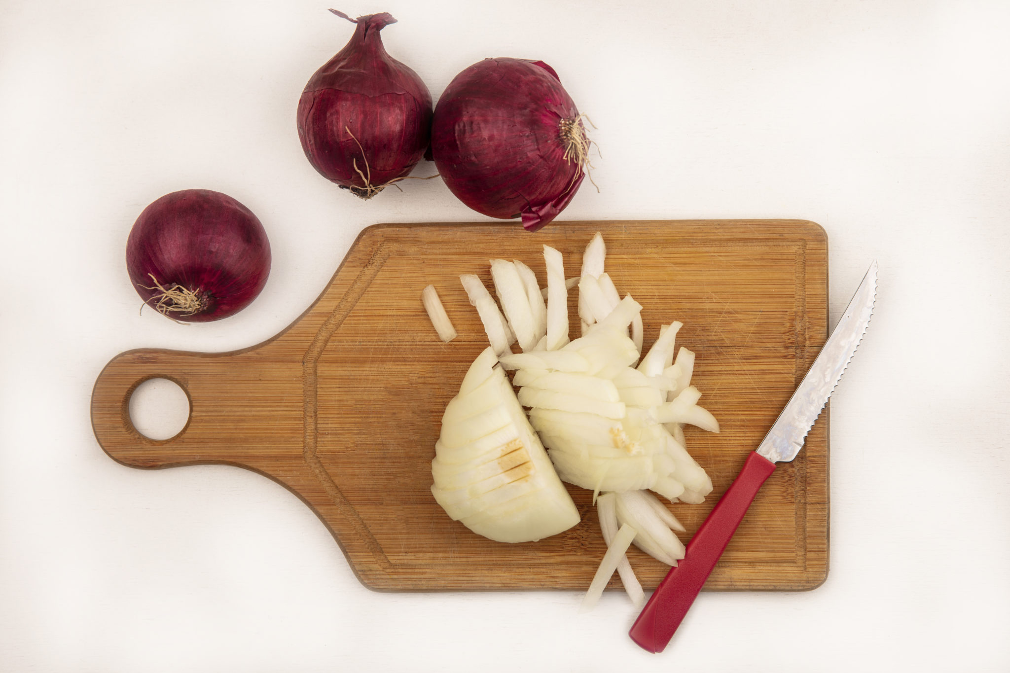 Κρεμμύδια: Αυτός είναι ο λόγος που σας κάνουν να δακρύζετε - 4 tips για να μην κλαίτε όταν τα καθαρίζετε