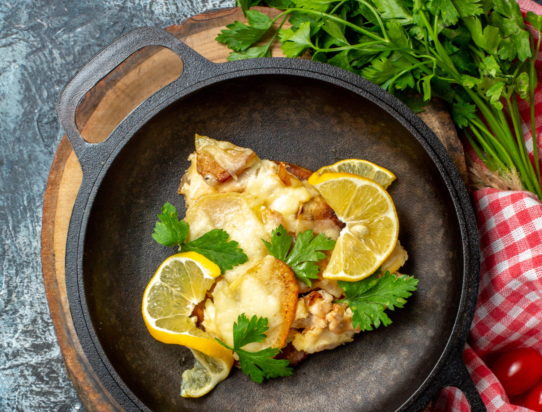 Συνταγή για ψητό μπακαλιάρο με κρούστα λεμονιού, σκόρδου και μαϊντανού