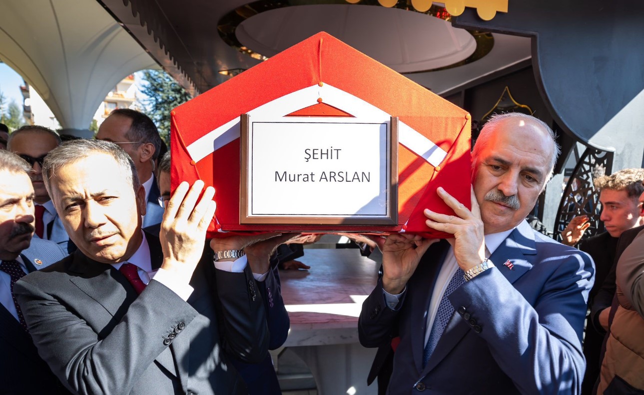 Τρομοκρατική επίθεση στην Τουρκία: Γερλίκαγια και Κουρτουλμούς σήκωσαν το φέρετρο του νεκρού ταξιτζή